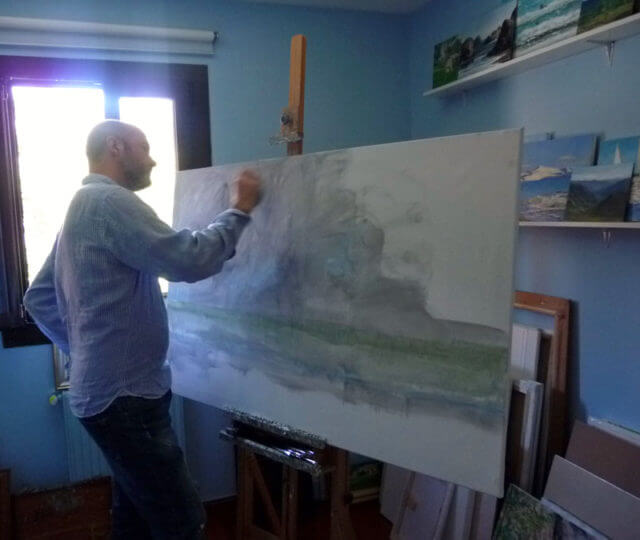 Rubén de Luis trabajando ante un cuadro de gran formato