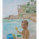 Niño jugando en la orilla de la playa