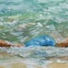 Detalle ampliado de la acuarela de un niño tumbado en la playa