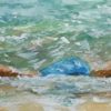 Detalle ampliado de la acuarela de un niño tumbado en la playa