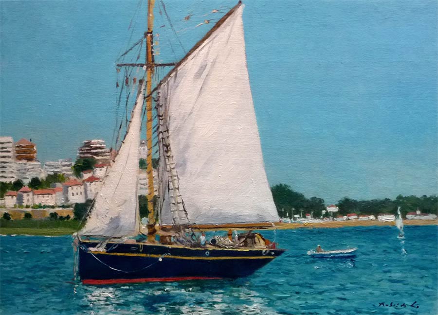 Un cuadro al oleo de un velero en la bahía de Santander pintado por Rubén de Luis