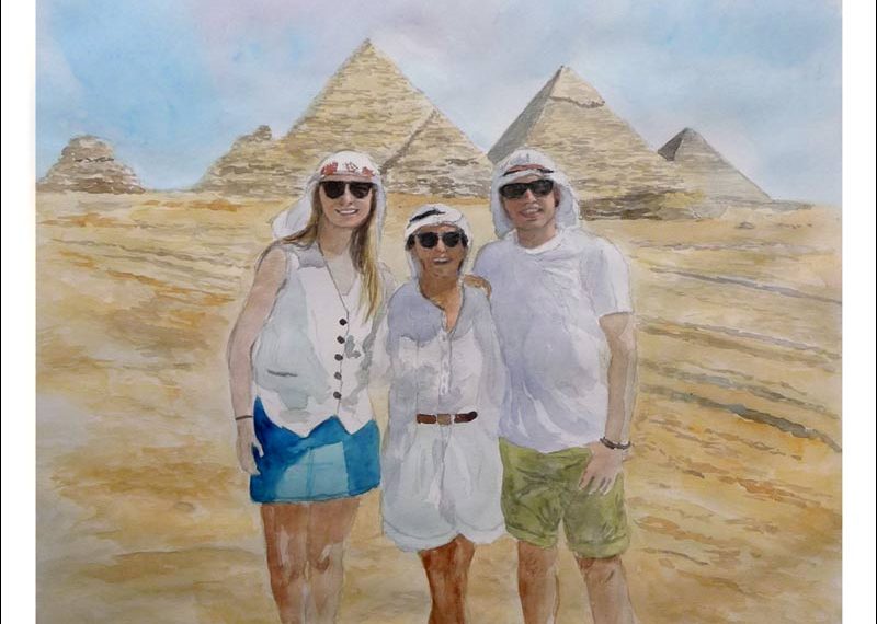 Acuarela de tres personas ante las pirámides de Egipto