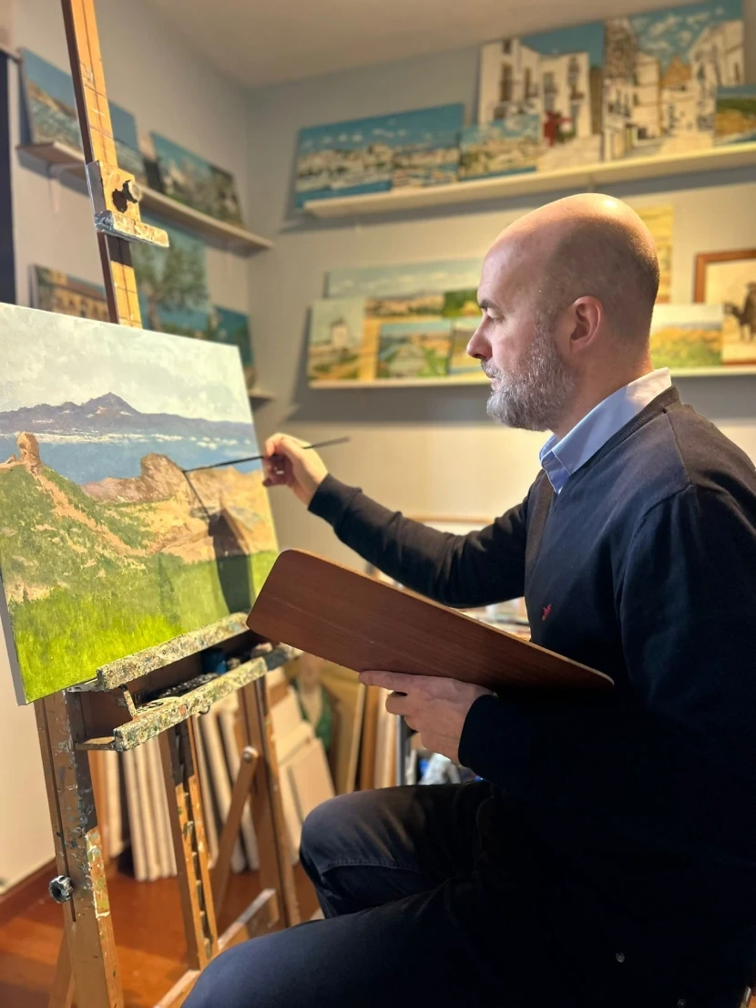 El pintor Rubén de Luis pintando en su taller